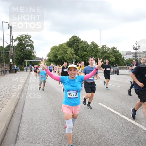 29.06.2025 - hella hamburg halbmarathon Jannik Wohlers http://msf.ph/oto/8340866 29.06.2025 10:55:40 Lombardsbrücke 1738, 1909, 2095, 2793, 3268, 4265, 4354, 4473, 4836, 5306, 5580, 5994, 6055, 6056, 6113, 6494, 6594, 6968, 7025, 7028, 7516, 7616, 8005, 8305, 8533, 9435, 9606, 9838, 10449, 10640, 10987, 11862, 11863, 12267, 12551, 13055, 13395, 13405, 13627, 14124, 14142, 14221, 14280, 14281, 14492, 15103, 15173, 15199, 15272, 15696, 15699, 15763, 15764, 16413, 16960, 17038, 17039, 18195, 18329, 18349, 19228 meine-sportfotos.de