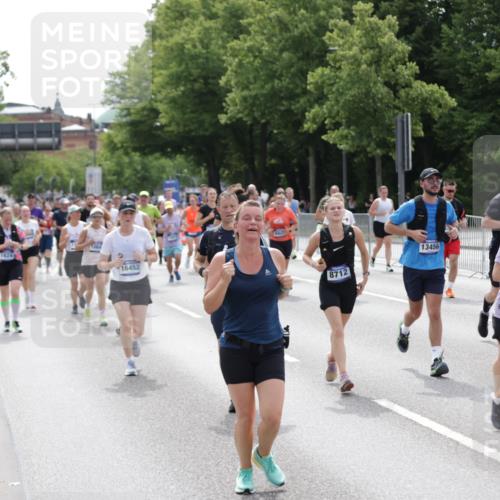 29.06.2025 - hella hamburg halbmarathon Jannik Wohlers http://msf.ph/oto/8340883 29.06.2025 10:41:51 Lombardsbrücke 1150, 1360, 1624, 1752, 1929, 2145, 2523, 2974, 3276, 3605, 4329, 4353, 4885, 4891, 4892, 5419, 5671, 5810, 6136, 6828, 6837, 6917, 7260, 7357, 7557, 7666, 8014, 8459, 8712, 9008, 9370, 10027, 10532, 10734, 10842, 11074, 11075, 11464, 11468, 11677, 11840, 11841, 12162, 12403, 12682, 12725, 12854, 12903, 12904, 13205, 13250, 13456, 13715, 13952, 13953, 14108, 14129, 14158, 14328, 14381, 14405, 14530, 14585, 15155, 15311, 15912, 16352 meine-sportfotos.de