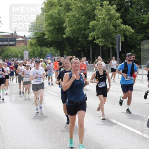 29.06.2025 - hella hamburg halbmarathon Jannik Wohlers http://msf.ph/oto/8340908 29.06.2025 10:41:52 Lombardsbrücke 1150, 1360, 1624, 1752, 1929, 1957, 2145, 2523, 2974, 3276, 3605, 4329, 4353, 4885, 4891, 4892, 5419, 5671, 5810, 6828, 6837, 6917, 7260, 7357, 7557, 7666, 8014, 8459, 8712, 9008, 9370, 10027, 10532, 10734, 10842, 11074, 11075, 11463, 11464, 11468, 11550, 11677, 11840, 11841, 12162, 12403, 12682, 12725, 12854, 12903, 12904, 13205, 13250, 13406, 13456, 13952, 13953, 14108, 14129, 14158, 14328, 14381, 14405, 14530, 14585, 15155, 15311, 15912, 16352 meine-sportfotos.de