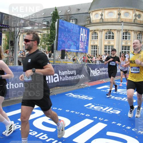 29.06.2025 - hella hamburg halbmarathon Michael Strokosch http://msf.ph/oto/8341023 29.06.2025 10:51:26 Ziel 1817, 2364, 2411, 2636, 2718, 2946, 4814, 5820, 6776, 8989, 9214, 9656, 10667, 11124, 11422, 12016, 13047, 13792, 14865, 14994, 15871, 15950, 16357, 18489 meine-sportfotos.de