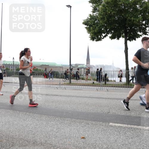 29.06.2025 - hella hamburg halbmarathon Lena Gebhardt http://msf.ph/oto/8341041 29.06.2025 10:47:44 Lombardsbrücke 1045, 1246, 1392, 1434, 1463, 1523, 1618, 1639, 1704, 1926, 2148, 2163, 2197, 2407, 2491, 2545, 2704, 2790, 2882, 2994, 3049, 3339, 4037, 4325, 4423, 4806, 4856, 4895, 4974, 4975, 5621, 5622, 5886, 5895, 6255, 6256, 6995, 7240, 7403, 7427, 7630, 7631, 7916, 7970, 8077, 8105, 8270, 8310, 8550, 8774, 8915, 8953, 9018, 9356, 9687, 9696, 9697, 10658, 10777, 10991, 11351, 11458, 11730, 11738, 11802, 11909, 12431 meine-sportfotos.de
