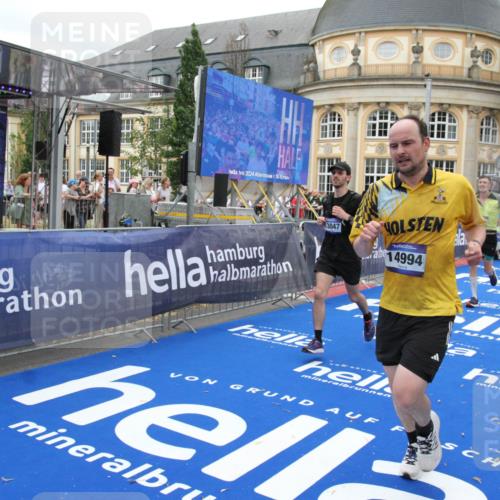 29.06.2025 - hella hamburg halbmarathon Michael Strokosch http://msf.ph/oto/8341043 29.06.2025 10:51:27 Ziel 2364, 2411, 2636, 2718, 2946, 4814, 5820, 6776, 8989, 9214, 9656, 11124, 11422, 13047, 13792, 14865, 14994, 15871, 15950, 16357, 17131, 18489 meine-sportfotos.de