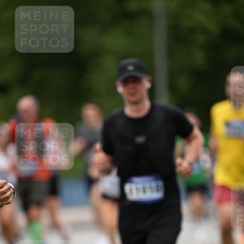 29.06.2025 - hella hamburg halbmarathon Dr. Thomas Lammeyer http://msf.ph/oto/8341057 29.06.2025 10:40:18 Kennedybrücke 1036, 1102, 1183, 1284, 1336, 1717, 2352, 2588, 2827, 3243, 3741, 3990, 4413, 4902, 4937, 5012, 5240, 5531, 6021, 6381, 6845, 6896, 7111, 7275, 7927, 8356, 8947, 10047, 10119, 10336, 10341, 10567, 11010, 11187, 11198 meine-sportfotos.de