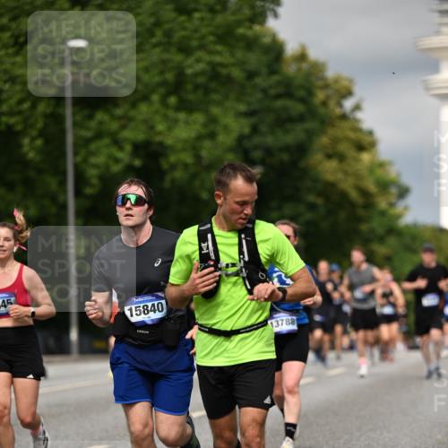 29.06.2025 - hella hamburg halbmarathon Dr. Thomas Lammeyer http://msf.ph/oto/8341115 29.06.2025 10:18:07 Kennedybrücke 1406, 1747, 2990, 3154, 3939, 4962, 5546, 5670, 5719, 6028, 6083, 6089, 7209, 7802, 7840, 7991, 8001, 8147, 8409, 9141, 9845, 9886, 11355 meine-sportfotos.de