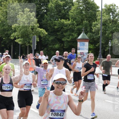 29.06.2025 - hella hamburg halbmarathon Jannik Wohlers http://msf.ph/oto/8341130 29.06.2025 10:41:57 Lombardsbrücke 1150, 1360, 1624, 1929, 1957, 2069, 2134, 3605, 4353, 4885, 4891, 4892, 5403, 5419, 5810, 6828, 6917, 7040, 7260, 7357, 7557, 7666, 8014, 8459, 8525, 8526, 8712, 8816, 9370, 9980, 10532, 10734, 10842, 10872, 10899, 11074, 11075, 11463, 11464, 11468, 11550, 11677, 12403, 12684, 12854, 12903, 12904, 13205, 13250, 13406, 13456, 13952, 13953, 14108, 14328, 14405, 14426, 14468, 14585, 15004, 15155, 15912, 16215, 16352 meine-sportfotos.de