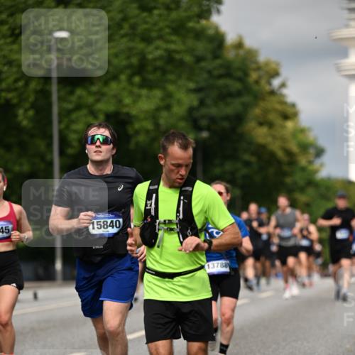 29.06.2025 - hella hamburg halbmarathon Dr. Thomas Lammeyer http://msf.ph/oto/8341132 29.06.2025 10:18:08 Kennedybrücke 1406, 1747, 2990, 3154, 3728, 3756, 3939, 4962, 5546, 5670, 5719, 6028, 6083, 6089, 7209, 7802, 7840, 7991, 8001, 8147, 8409, 9141, 9845, 11355 meine-sportfotos.de