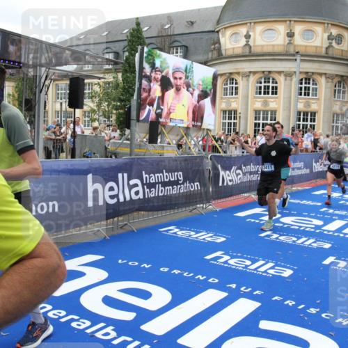 29.06.2025 - hella hamburg halbmarathon Michael Strokosch http://msf.ph/oto/8341255 29.06.2025 10:51:29 Ziel 2364, 2411, 2946, 5820, 7943, 8989, 9214, 9656, 11124, 11422, 13047, 13403, 13792, 14994, 15871, 15950, 16357, 17131, 18489 meine-sportfotos.de