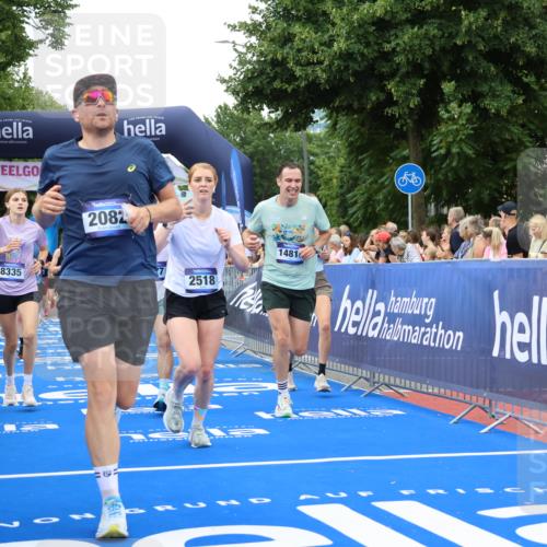 29.06.2025 - hella hamburg halbmarathon Strokosch-Dieckow http://msf.ph/oto/8341271 29.06.2025 10:53:44 Ziel 1422, 1706, 1870, 2058, 2082, 2518, 2630, 3819, 5399, 5607, 6260, 6877, 7177, 8285, 8335, 9922, 10529, 10891, 10895, 11588, 11589, 11604, 12413, 12632, 13865, 14026, 14702, 14818, 15061, 15441, 15502, 16092, 16538, 17482, 17740, 18143, 18249, 18418, 18487, 18514, 18715, 18759, 18915, 19177 meine-sportfotos.de
