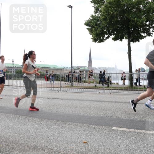 29.06.2025 - hella hamburg halbmarathon Lena Gebhardt http://msf.ph/oto/8341273 29.06.2025 10:47:44 Lombardsbrücke 1045, 1246, 1392, 1434, 1463, 1523, 1618, 1639, 1704, 1926, 2148, 2163, 2197, 2407, 2491, 2545, 2704, 2790, 2882, 2994, 3049, 3339, 4037, 4325, 4423, 4806, 4856, 4895, 4974, 4975, 5621, 5622, 5886, 5895, 6255, 6256, 6995, 7240, 7403, 7427, 7630, 7631, 7916, 7970, 8077, 8105, 8270, 8310, 8550, 8774, 8915, 8953, 9018, 9356, 9687, 9696, 9697, 10658, 10777, 10991, 11351, 11458, 11730, 11738, 11802, 11909, 12431 meine-sportfotos.de
