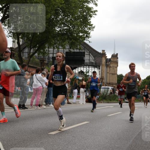 29.06.2025 - hella hamburg halbmarathon Yannick Fuchs http://msf.ph/oto/8341343 29.06.2025 10:52:12 20KM 1319, 1595, 1833, 2250, 2488, 2656, 2840, 2907, 3251, 3859, 4319, 4502, 4550, 4632, 4708, 4767, 5277, 5341, 5675, 5926, 6104, 6138, 6147, 6592, 6595, 7082, 7138, 7189, 7856, 8322, 8585, 9230, 9316, 10020, 10319, 10703, 10788, 11394, 11645, 11846, 12378, 12495, 12585, 12879, 13287, 13512, 13694, 13816, 13880, 14266, 14571, 15197, 15434, 15527, 16189, 16531, 17405, 17415, 17531, 17827, 18068, 18180, 18492, 18501, 18587, 18727 meine-sportfotos.de