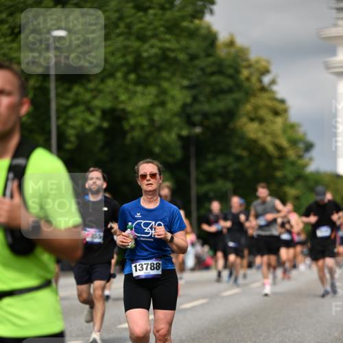 29.06.2025 - hella hamburg halbmarathon Dr. Thomas Lammeyer http://msf.ph/oto/8341417 29.06.2025 10:18:09 Kennedybrücke 1406, 1747, 2990, 3154, 3728, 3756, 3939, 4962, 5546, 5670, 5719, 6028, 6083, 6089, 7209, 7802, 7840, 7991, 8001, 8147, 8409, 9141, 9845, 10610, 11355 meine-sportfotos.de