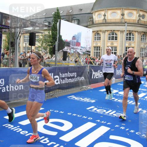 29.06.2025 - hella hamburg halbmarathon Michael Strokosch http://msf.ph/oto/8341425 29.06.2025 10:51:31 Ziel 1335, 2411, 2946, 5820, 7943, 9214, 9656, 11422, 13403, 13792, 15871, 15950, 16357, 17131 meine-sportfotos.de