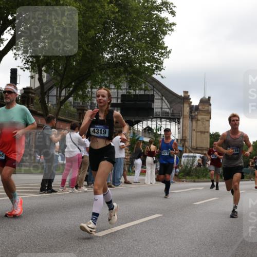 29.06.2025 - hella hamburg halbmarathon Yannick Fuchs http://msf.ph/oto/8341462 29.06.2025 10:52:12 20KM 1319, 1595, 1833, 2250, 2488, 2656, 2840, 2907, 3251, 3859, 4319, 4502, 4550, 4632, 4708, 4767, 5277, 5341, 5675, 5926, 6104, 6138, 6147, 6592, 6595, 7082, 7138, 7189, 7856, 8322, 8585, 9230, 9316, 10020, 10319, 10703, 10788, 11394, 11645, 11846, 12378, 12495, 12585, 12879, 13287, 13512, 13694, 13816, 13880, 14266, 14571, 15197, 15434, 15527, 16189, 16531, 17405, 17415, 17531, 17827, 18068, 18180, 18492, 18501, 18587, 18727 meine-sportfotos.de