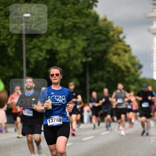 29.06.2025 - hella hamburg halbmarathon Dr. Thomas Lammeyer http://msf.ph/oto/8341463 29.06.2025 10:18:09 Kennedybrücke 1406, 1747, 2990, 3154, 3728, 3756, 3939, 4962, 5546, 5670, 5719, 6028, 6083, 6089, 7209, 7802, 7840, 7991, 8001, 8147, 8409, 9141, 9845, 10610, 11355 meine-sportfotos.de