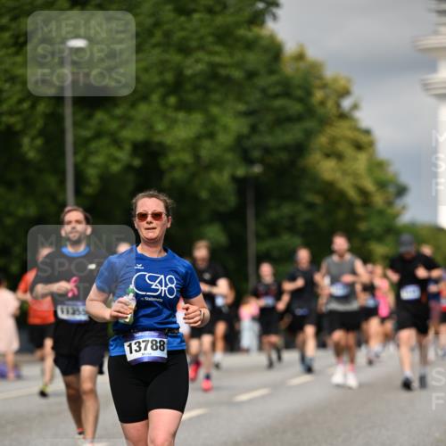 29.06.2025 - hella hamburg halbmarathon Dr. Thomas Lammeyer http://msf.ph/oto/8341476 29.06.2025 10:18:10 Kennedybrücke 1406, 2990, 3154, 3728, 3756, 3939, 4962, 5546, 5670, 5719, 6028, 6083, 6089, 7209, 7802, 7840, 7991, 8001, 8147, 8409, 9141, 9845, 10610, 11355 meine-sportfotos.de