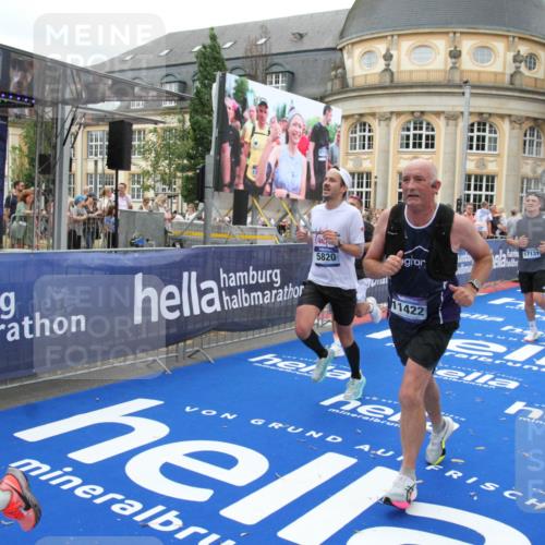 29.06.2025 - hella hamburg halbmarathon Michael Strokosch http://msf.ph/oto/8341493 29.06.2025 10:51:31 Ziel 1335, 2411, 2946, 5820, 7943, 9214, 9656, 11422, 13403, 13792, 15871, 15950, 16357, 17131 meine-sportfotos.de