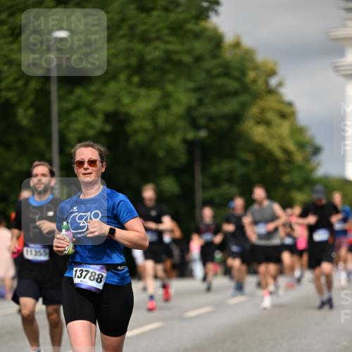29.06.2025 - hella hamburg halbmarathon Dr. Thomas Lammeyer http://msf.ph/oto/8341510 29.06.2025 10:18:10 Kennedybrücke 1406, 2990, 3154, 3728, 3756, 3939, 4962, 5546, 5670, 5719, 6028, 6083, 6089, 7209, 7802, 7840, 7991, 8001, 8147, 8409, 9141, 9845, 10610, 11355 meine-sportfotos.de