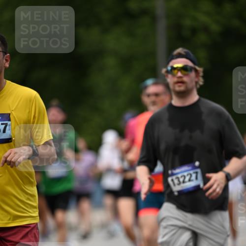 29.06.2025 - hella hamburg halbmarathon Dr. Thomas Lammeyer http://msf.ph/oto/8341529 29.06.2025 10:40:20 Kennedybrücke 1036, 1102, 1183, 1284, 1336, 1717, 2352, 2588, 3243, 3741, 3990, 4413, 4902, 4937, 5012, 5240, 5531, 6021, 6381, 6845, 6896, 7111, 7275, 7927, 8356, 8947, 9295, 10047, 10119, 10336, 10341, 10567, 11010, 11187, 11198 meine-sportfotos.de