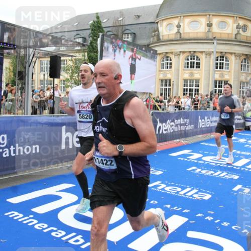 29.06.2025 - hella hamburg halbmarathon Michael Strokosch http://msf.ph/oto/8341534 29.06.2025 10:51:32 Ziel 1335, 2411, 2946, 5820, 7943, 9214, 9656, 10691, 11422, 13403, 13792, 15871, 15950, 16357, 17131 meine-sportfotos.de