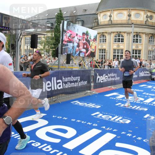 29.06.2025 - hella hamburg halbmarathon Michael Strokosch http://msf.ph/oto/8341548 29.06.2025 10:51:32 Ziel 1335, 2411, 2946, 5820, 7943, 9214, 9656, 10691, 11422, 13403, 13792, 15871, 15950, 16357, 17131 meine-sportfotos.de