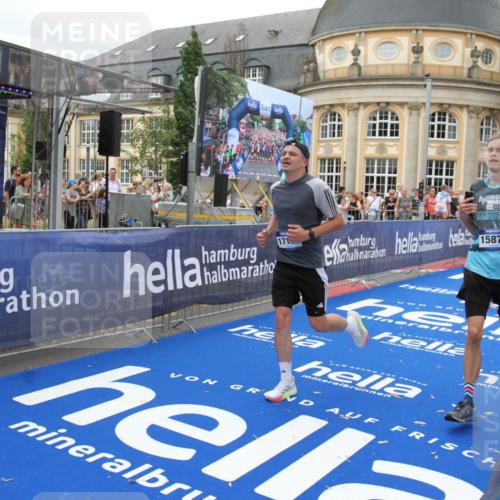 29.06.2025 - hella hamburg halbmarathon Michael Strokosch http://msf.ph/oto/8341644 29.06.2025 10:51:33 Ziel 1335, 2946, 5820, 7943, 9656, 10691, 11422, 13403, 13792, 15871, 15950, 17131 meine-sportfotos.de