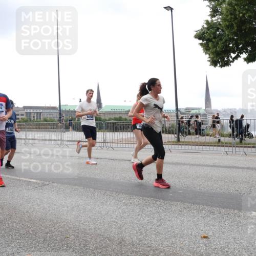29.06.2025 - hella hamburg halbmarathon Lena Gebhardt http://msf.ph/oto/8341754 29.06.2025 10:47:44 Lombardsbrücke 11458, 1434, 2882, 8550, 1045, 1246, 1392, 1434, 1463, 1523, 1618, 1639, 1704, 1926, 2148, 2163, 2197, 2407, 2491, 2545, 2704, 2790, 2882, 2994, 3049, 3339, 4037, 4325, 4423, 4806, 4856, 4895, 4974, 4975, 5621, 5622, 5886, 5895, 6255, 6256, 6995, 7240, 7403, 7427, 7630, 7631, 7916, 7970, 8077, 8105, 8270, 8310, 8550, 8774, 8915, 8953, 9018, 9356, 9687, 9696, 9697, 10658, 10777, 10991, 11351, 11458, 11730, 11738, 11802, 11909, 12431 meine-sportfotos.de