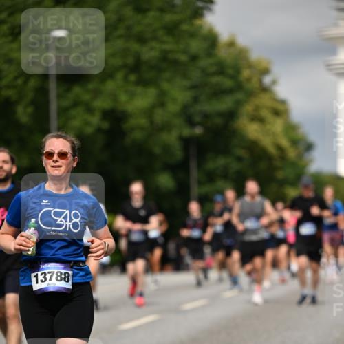 29.06.2025 - hella hamburg halbmarathon Dr. Thomas Lammeyer http://msf.ph/oto/8341835 29.06.2025 10:18:10 Kennedybrücke 1406, 2990, 3154, 3728, 3756, 3939, 4962, 5546, 5670, 5719, 6028, 6083, 6089, 7209, 7802, 7840, 7991, 8001, 8147, 8409, 9141, 9845, 10610, 11355 meine-sportfotos.de