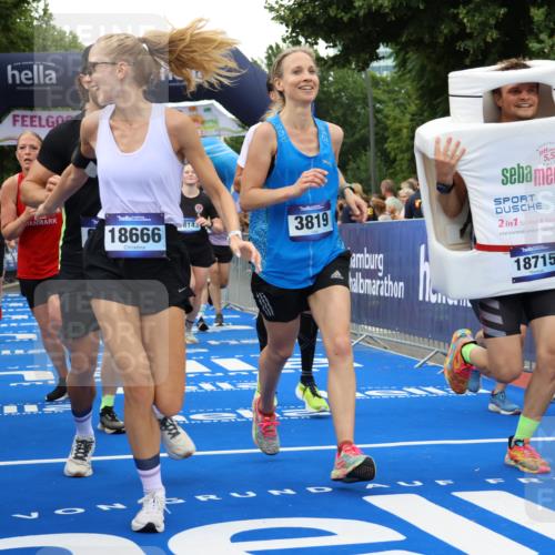 29.06.2025 - hella hamburg halbmarathon Strokosch-Dieckow http://msf.ph/oto/8341866 29.06.2025 10:53:38 Ziel 1030, 1098, 1502, 1783, 2058, 2082, 2518, 2630, 3399, 3819, 5399, 6628, 6762, 6877, 8285, 8335, 10549, 10895, 11588, 11589, 11604, 12632, 13865, 14702, 14818, 15061, 15113, 15441, 15497, 15856, 16092, 17482, 18143, 18450, 18514, 18612, 18666, 18715 meine-sportfotos.de