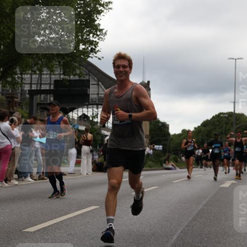 29.06.2025 - hella hamburg halbmarathon Yannick Fuchs http://msf.ph/oto/8341890 29.06.2025 10:52:14 20KM 1319, 1595, 1833, 2250, 2488, 2656, 2840, 2996, 3251, 3859, 4319, 4502, 4550, 4632, 4708, 4767, 5277, 5341, 5675, 5926, 6104, 6138, 6147, 6592, 7082, 7138, 7189, 7856, 8322, 8585, 9230, 9316, 10020, 10319, 10703, 10788, 11394, 11605, 11645, 11846, 12378, 12495, 12585, 12734, 12879, 13287, 13512, 13694, 13816, 13880, 14266, 14571, 14673, 15197, 15434, 15527, 16189, 16531, 17405, 17531, 17827, 18068, 18180, 18492, 18501, 18587, 18727, 18985 meine-sportfotos.de