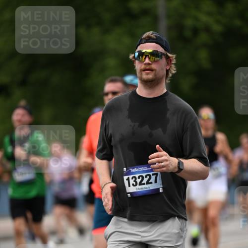 29.06.2025 - hella hamburg halbmarathon Dr. Thomas Lammeyer http://msf.ph/oto/8341901 29.06.2025 10:40:21 Kennedybrücke 1036, 1102, 1183, 1284, 1336, 1717, 2352, 2588, 3243, 3741, 3990, 4902, 4937, 5012, 5240, 5246, 5531, 6021, 6381, 6845, 6896, 7111, 7275, 7927, 8356, 8947, 9295, 10047, 10119, 10336, 10341, 10567, 11010, 11187, 11198 meine-sportfotos.de