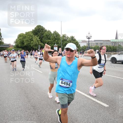 29.06.2025 - hella hamburg halbmarathon Jannik Wohlers http://msf.ph/oto/8341905 29.06.2025 10:55:43 Lombardsbrücke 1738, 1909, 2095, 2793, 3257, 3268, 4083, 4354, 4473, 4836, 5306, 5580, 5994, 6494, 6968, 7025, 7028, 7516, 7616, 8005, 8305, 9435, 9606, 9838, 10640, 10740, 10784, 10987, 11298, 11862, 11863, 12267, 12295, 12296, 12551, 13055, 13395, 13405, 13627, 14142, 14221, 14280, 14281, 15103, 15173, 15199, 15272, 15696, 15699, 16413, 16655, 16960, 17038, 17039, 17398, 18329, 18349, 19228 meine-sportfotos.de