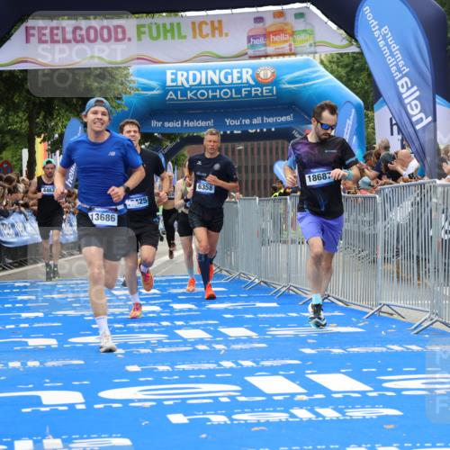 29.06.2025 - hella hamburg halbmarathon Strokosch-Dieckow http://msf.ph/oto/8341951 29.06.2025 10:32:48 Ziel 4463, 4749, 6358, 7965, 8062, 10453, 12290, 12987, 13686, 14028, 15054, 16425, 17117, 17151, 18687, 19059 meine-sportfotos.de