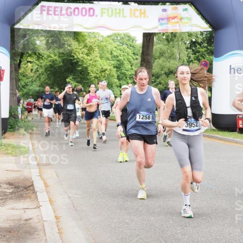 29.06.2025 - hella hamburg halbmarathon MichiJ http://msf.ph/oto/8342041 29.06.2025 10:40:16 Zwischen KM18-KM19 1151, 1258, 2208, 3952, 4029, 5378, 5907, 6481, 7896, 8273, 11217, 12321, 12379, 12875, 13032, 14791, 14805, 15446, 15643, 17773, 18729, 18901 meine-sportfotos.de