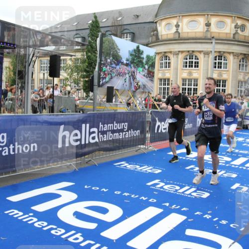 29.06.2025 - hella hamburg halbmarathon Michael Strokosch http://msf.ph/oto/8342052 29.06.2025 10:51:35 Ziel 1335, 5008, 7943, 10691, 13403, 13792, 15871, 17131, 19007 meine-sportfotos.de