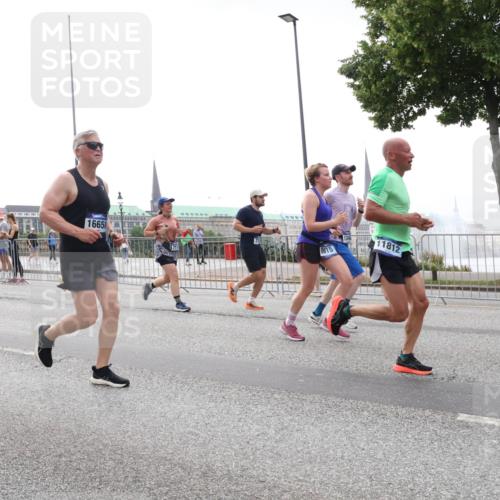 29.06.2025 - hella hamburg halbmarathon Lena Gebhardt http://msf.ph/oto/8342063 29.06.2025 10:38:17 Lombardsbrücke 15417, 16658, 8615, 11812, 1196, 1394, 1457, 1578, 1596, 1721, 1742, 1791, 1799, 1901, 1966, 1985, 2113, 2151, 2498, 2786, 3010, 3094, 3095, 3216, 3242, 3246, 3286, 3338, 3635, 3636, 3716, 3777, 3841, 3880, 4139, 4155, 4159, 4414, 4883, 4921, 5085, 5089, 5139, 5155, 5300, 5617, 5684, 5713, 5735, 6199, 6200, 6362, 6697, 6751, 6930, 7117, 7118, 7165, 7244, 7371, 7552, 7561, 7629, 7692, 7696, 7868, 7914, 8985, 10836, 11087, 11543 meine-sportfotos.de
