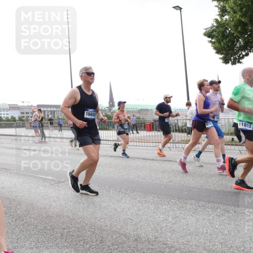 29.06.2025 - hella hamburg halbmarathon Lena Gebhardt http://msf.ph/oto/8342083 29.06.2025 10:38:17 Lombardsbrücke 6876, 16658, 8015, 11812, 1196, 1394, 1457, 1578, 1596, 1721, 1742, 1791, 1799, 1901, 1966, 1985, 2113, 2151, 2498, 2786, 3010, 3094, 3095, 3216, 3242, 3246, 3286, 3338, 3635, 3636, 3716, 3777, 3841, 3880, 4139, 4155, 4159, 4414, 4883, 4921, 5085, 5089, 5139, 5155, 5300, 5617, 5684, 5713, 5735, 6199, 6200, 6362, 6697, 6751, 6930, 7117, 7118, 7165, 7244, 7371, 7552, 7561, 7629, 7692, 7696, 7868, 7914, 8985, 10836, 11087, 11543 meine-sportfotos.de