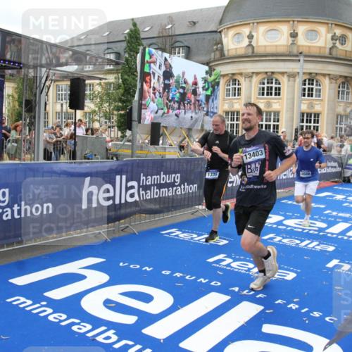 29.06.2025 - hella hamburg halbmarathon Michael Strokosch http://msf.ph/oto/8342155 29.06.2025 10:51:36 Ziel 1335, 5008, 7943, 10691, 13327, 13403, 17131, 19007 meine-sportfotos.de