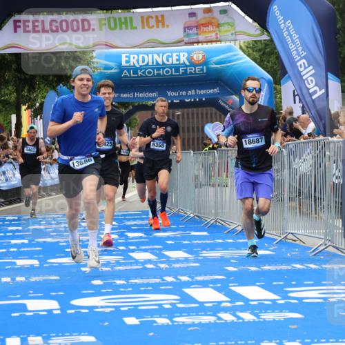 29.06.2025 - hella hamburg halbmarathon Strokosch-Dieckow http://msf.ph/oto/8342217 29.06.2025 10:32:49 Ziel 4463, 4749, 6358, 7965, 8062, 10453, 12290, 13686, 14028, 15054, 16425, 17151, 18687, 19059 meine-sportfotos.de