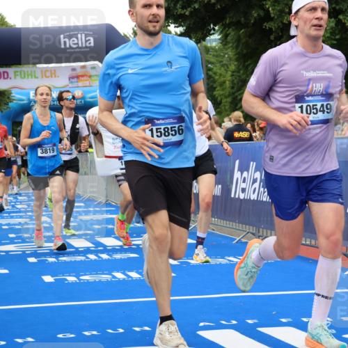 29.06.2025 - hella hamburg halbmarathon Strokosch-Dieckow http://msf.ph/oto/8342225 29.06.2025 10:53:36 Ziel 1030, 1061, 1098, 1499, 1502, 1783, 2058, 2070, 2082, 2518, 2630, 3399, 3819, 5399, 5866, 6628, 6762, 10549, 10895, 11588, 11589, 11604, 12632, 13865, 14702, 14818, 15061, 15113, 15441, 15497, 15856, 16092, 17482, 17710, 18143, 18450, 18514, 18612, 18666, 18715 meine-sportfotos.de