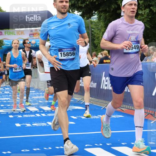 29.06.2025 - hella hamburg halbmarathon Strokosch-Dieckow http://msf.ph/oto/8342252 29.06.2025 10:53:36 Ziel 1030, 1061, 1098, 1499, 1502, 1783, 2058, 2070, 2082, 2518, 2630, 3399, 3819, 5399, 5866, 6628, 6762, 10549, 10895, 11588, 11589, 11604, 12632, 13865, 14702, 14818, 15061, 15113, 15441, 15497, 15856, 16092, 17482, 17710, 18143, 18450, 18514, 18612, 18666, 18715 meine-sportfotos.de