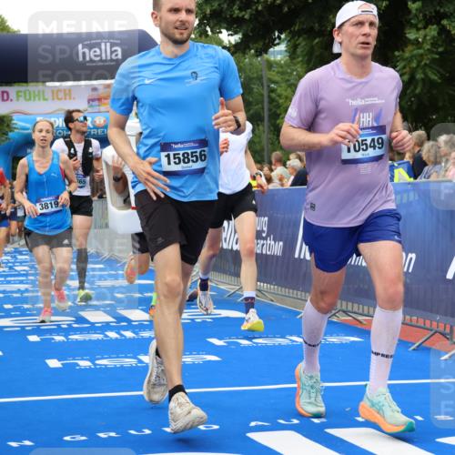 29.06.2025 - hella hamburg halbmarathon Strokosch-Dieckow http://msf.ph/oto/8342294 29.06.2025 10:53:36 Ziel 1030, 1061, 1098, 1499, 1502, 1783, 2058, 2070, 2082, 2518, 2630, 3399, 3819, 5399, 5866, 6628, 6762, 10549, 10895, 11588, 11589, 11604, 12632, 13865, 14702, 14818, 15061, 15113, 15441, 15497, 15856, 16092, 17482, 17710, 18143, 18450, 18514, 18612, 18666, 18715 meine-sportfotos.de