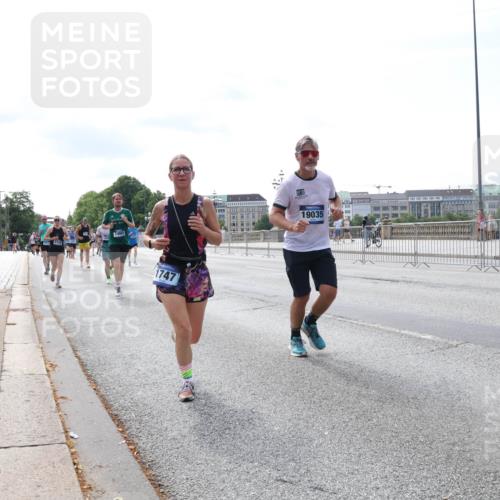 29.06.2025 - hella hamburg halbmarathon Lena Gebhardt http://msf.ph/oto/8342295 29.06.2025 10:13:28 Lombardsbrücke 7460, 1747, 19035, 17474, 1007, 1747, 1859, 2055, 2359, 2721, 2904, 2961, 2987, 3218, 3360, 3728, 3729, 4187, 4795, 4950, 5232, 5546, 5631, 6026, 6489, 6717, 6724, 7346, 7446, 7447, 7460, 7873, 7913, 8279, 8398, 8405, 8913, 9128, 9141, 9527, 9612, 9631, 10977, 12313, 12492, 12797, 12928, 12929, 13331, 13928, 15663, 15922, 16030, 16255, 16437, 16491, 17472, 17474, 17699, 17988, 18048, 18222, 18231, 18320, 18732 meine-sportfotos.de
