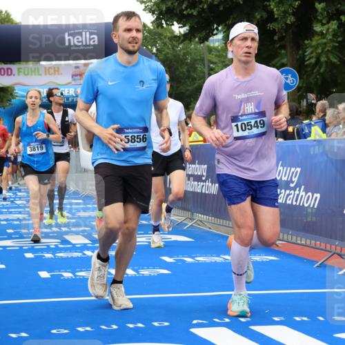 29.06.2025 - hella hamburg halbmarathon Strokosch-Dieckow http://msf.ph/oto/8342415 29.06.2025 10:53:36 Ziel 1030, 1061, 1098, 1499, 1502, 1783, 2058, 2070, 2082, 2518, 2630, 3399, 3819, 5399, 5866, 6628, 6762, 10549, 10895, 11588, 11589, 11604, 12632, 13865, 14702, 14818, 15061, 15113, 15441, 15497, 15856, 16092, 17482, 17710, 18143, 18450, 18514, 18612, 18666, 18715 meine-sportfotos.de