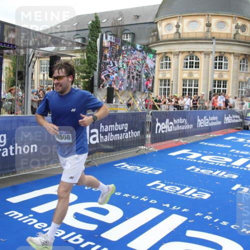 29.06.2025 - hella hamburg halbmarathon Michael Strokosch http://msf.ph/oto/8342424 29.06.2025 10:51:37 Ziel 1335, 5008, 7943, 10691, 13327, 13403, 19007 meine-sportfotos.de