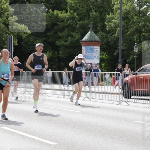29.06.2025 - hella hamburg halbmarathon Jannik Wohlers http://msf.ph/oto/8342493 29.06.2025 10:42:22 Lombardsbrücke 1656, 1964, 1994, 2401, 2509, 2940, 2941, 3283, 3378, 3874, 4092, 4105, 4334, 4385, 4778, 5417, 6120, 6764, 7513, 8161, 8529, 9378, 10008, 10454, 10697, 11142, 11710, 12151, 12441, 13070, 13241, 13776, 14126, 14170, 14422, 14556, 14694, 15168, 15190, 15219, 15221, 15820, 15977, 16279, 16612, 16892, 17037 meine-sportfotos.de