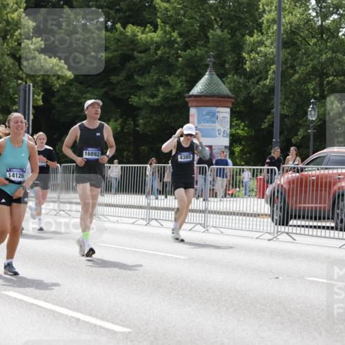 29.06.2025 - hella hamburg halbmarathon Jannik Wohlers http://msf.ph/oto/8342505 29.06.2025 10:42:22 Lombardsbrücke 1656, 1964, 1994, 2401, 2509, 2940, 2941, 3283, 3378, 3874, 4092, 4105, 4334, 4385, 4778, 5417, 6120, 6764, 7513, 8161, 8529, 9378, 10008, 10454, 10697, 11142, 11710, 12151, 12441, 13070, 13241, 13776, 14126, 14170, 14422, 14556, 14694, 15168, 15190, 15219, 15221, 15820, 15977, 16279, 16612, 16892, 17037 meine-sportfotos.de