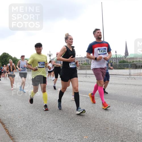 29.06.2025 - hella hamburg halbmarathon Lena Gebhardt http://msf.ph/oto/8342528 29.06.2025 10:47:45 Lombardsbrücke 13898, 11458, 5621, 17216, 1434, 8550, 1045, 1246, 1392, 1434, 1463, 1523, 1618, 1639, 1704, 1926, 2148, 2163, 2197, 2407, 2491, 2545, 2704, 2790, 2882, 2994, 3049, 3339, 4037, 4325, 4423, 4806, 4856, 4895, 4974, 4975, 5621, 5622, 5886, 5895, 6255, 6256, 6995, 7240, 7403, 7427, 7630, 7631, 7916, 7970, 8077, 8105, 8270, 8310, 8550, 8774, 8915, 8953, 9018, 9356, 9687, 9696, 9697, 10658, 10777, 10794, 10991, 11351, 11458, 11730, 11738, 11802, 11909, 12431 meine-sportfotos.de