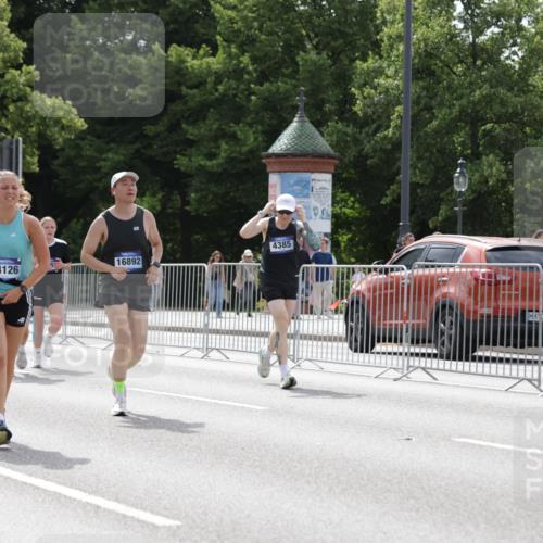 29.06.2025 - hella hamburg halbmarathon Jannik Wohlers http://msf.ph/oto/8342535 29.06.2025 10:42:22 Lombardsbrücke 1656, 1964, 1994, 2401, 2509, 2940, 2941, 3283, 3378, 3874, 4092, 4105, 4334, 4385, 4778, 5417, 6120, 6764, 7513, 8161, 8529, 9378, 10008, 10454, 10697, 11142, 11710, 12151, 12441, 13070, 13241, 13776, 14126, 14170, 14422, 14556, 14694, 15168, 15190, 15219, 15221, 15820, 15977, 16279, 16612, 16892, 17037 meine-sportfotos.de