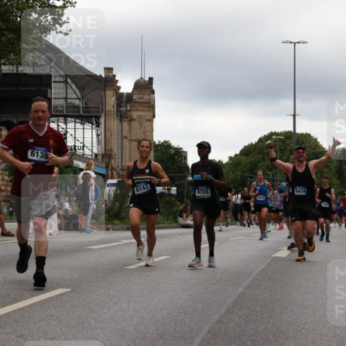 29.06.2025 - hella hamburg halbmarathon Yannick Fuchs http://msf.ph/oto/8342537 29.06.2025 10:52:16 20KM 1319, 1595, 1833, 2159, 2250, 2488, 2619, 2656, 2840, 2996, 3251, 3859, 4319, 4502, 4550, 4708, 4767, 5277, 5341, 5675, 5926, 6104, 6138, 6147, 6592, 7082, 7189, 7856, 8089, 8322, 8585, 9230, 9316, 10020, 10268, 10319, 10518, 10703, 10788, 11394, 11605, 11645, 11846, 12378, 12495, 12585, 12734, 12879, 13287, 13512, 13654, 13694, 13816, 13880, 14266, 14673, 15197, 15434, 15527, 16189, 16531, 17405, 17531, 17827, 18180, 18492, 18587, 18727, 18985 meine-sportfotos.de