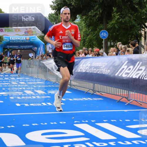 29.06.2025 - hella hamburg halbmarathon Strokosch-Dieckow http://msf.ph/oto/8342607 29.06.2025 10:32:46 Ziel 4749, 6358, 7965, 8062, 10453, 12290, 12987, 13686, 13961, 14028, 15054, 16425, 17117, 17151, 18687, 19059 meine-sportfotos.de